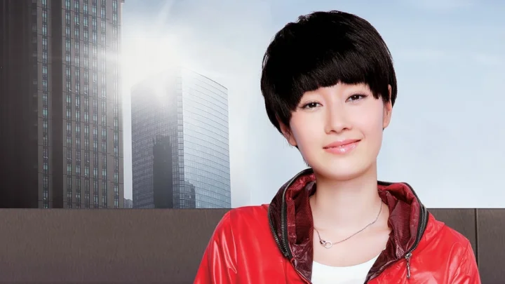 一位短发女性穿着红色外套，背景是高楼建筑和浅色天空。