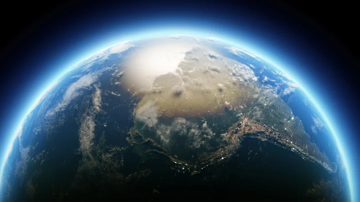 从太空俯瞰的地球被云层和蓝色大气光晕环绕。