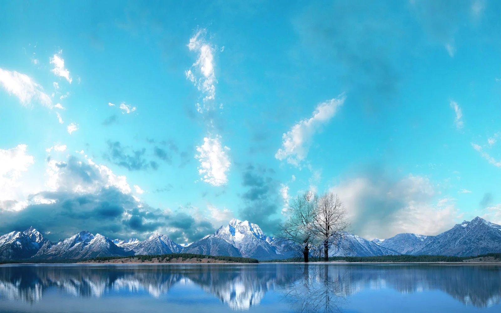雪山、湖泊倒影与云朵构成宁静的蓝色自然风景。