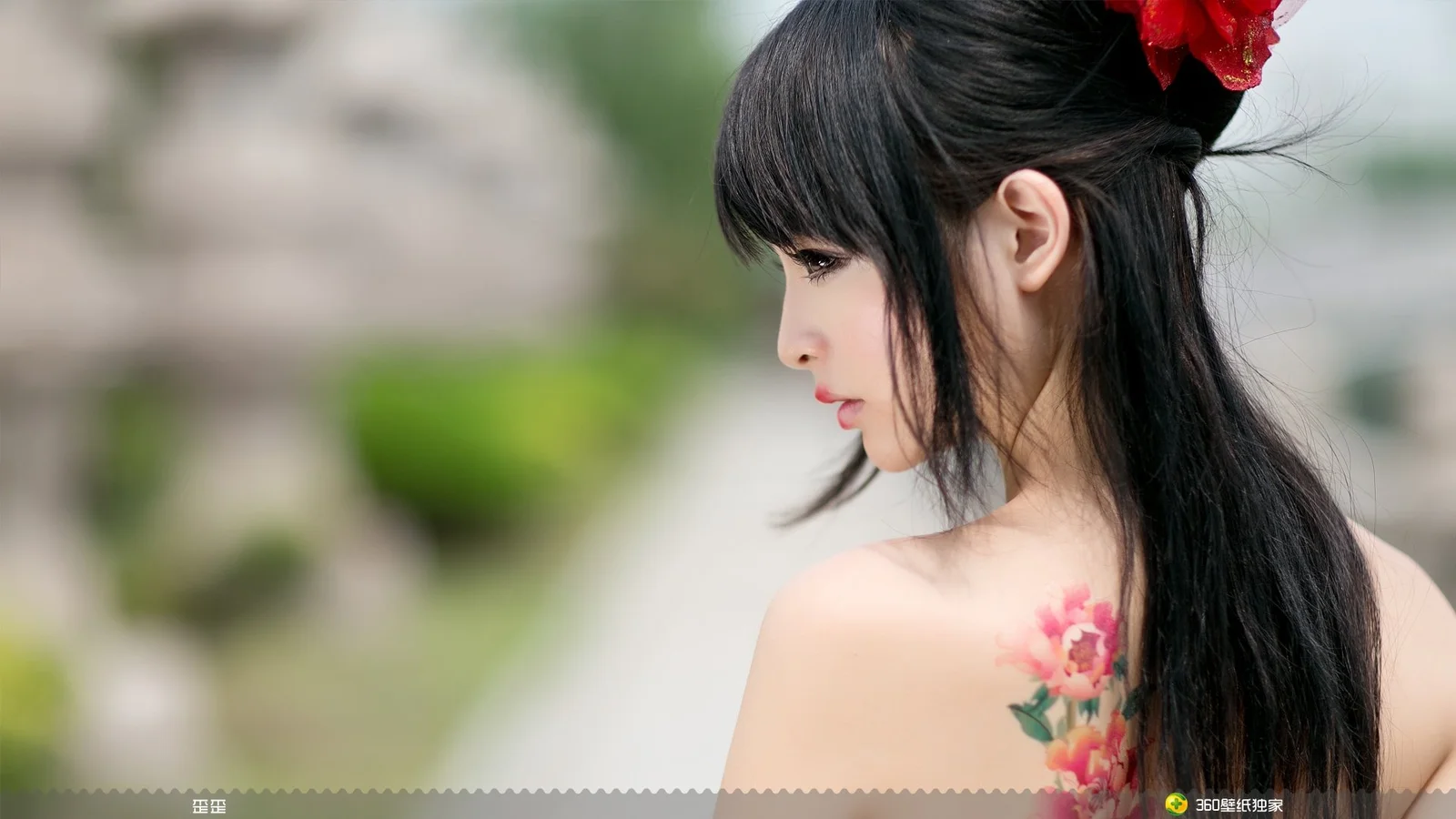 一名黑发女子侧脸望向一旁，户外背景虚化。