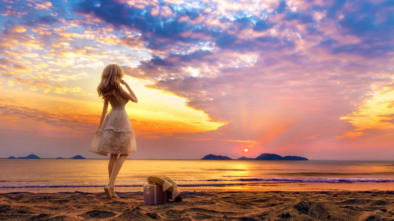 女性が浜辺に立ち、穏やかな海に沈む鮮やかな夕日を眺めている。
