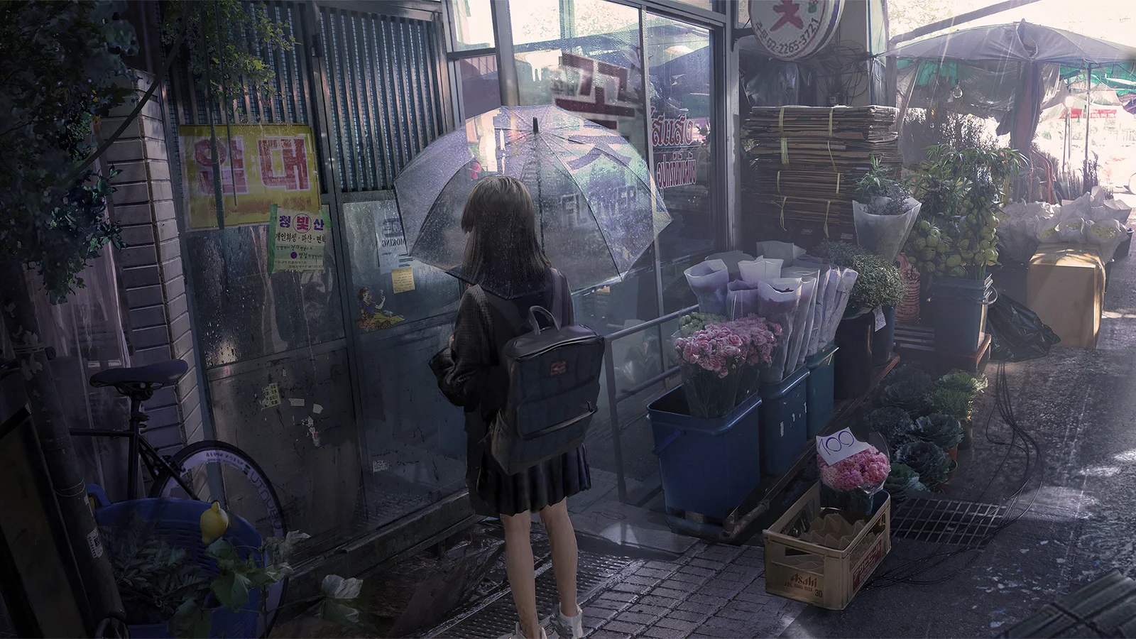一名背着双肩包的女子撑伞走在摆满鲜花的城市街角。