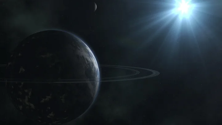 黑暗宇宙中，一颗带有环带的行星位于左侧，右上方有明亮星体照耀，行星上方可见一弯小月牙。