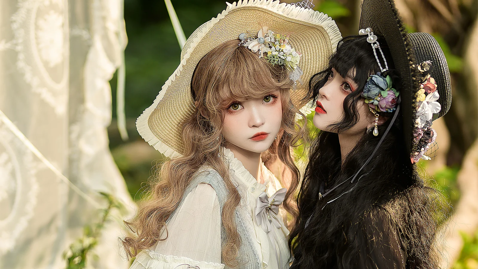 꽃 장식 모자를 쓴 두 명의 애니메이션풍 여성이 부드러운 야외 빛 속에 함께 서 있다.