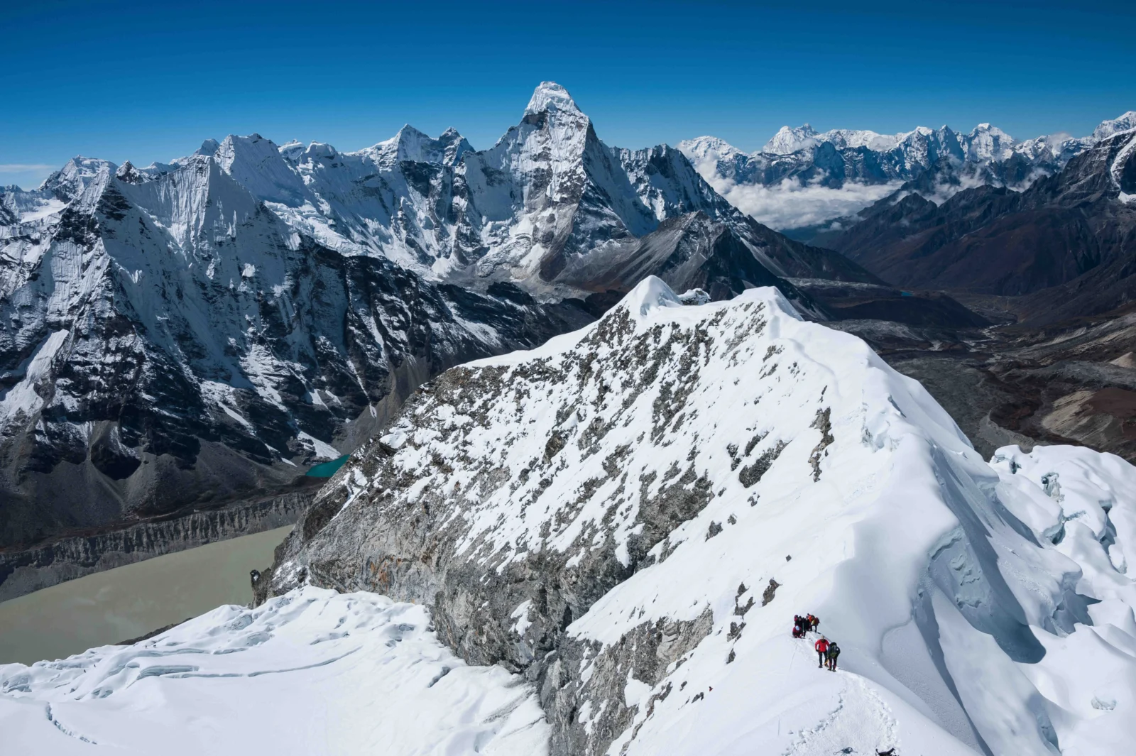 高耸的雪山、冰川和蓝天下的山谷构成壮丽的高山景观。