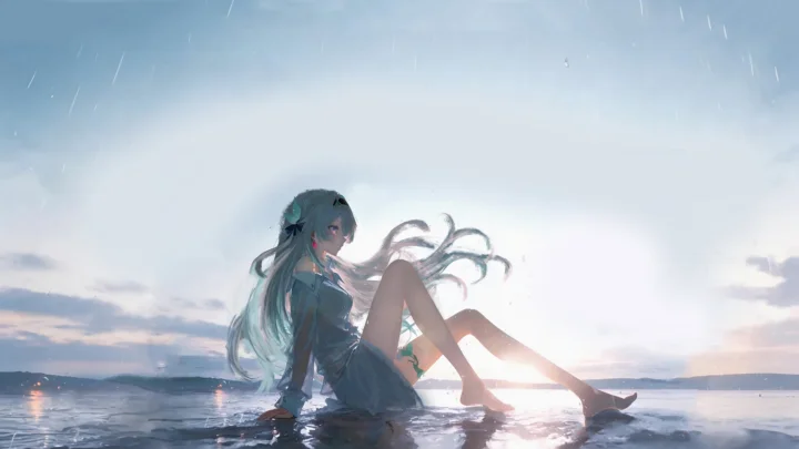 一位动漫风格女孩坐在海边浅水中，身后映着明亮的夕阳和海面。