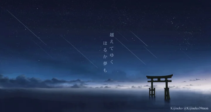 夜空下，一座鸟居的剪影矗立在平静海面上，远处云层横亘天际。