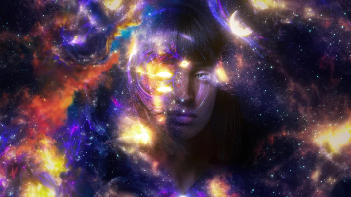 绚丽的星云、星光与一张人脸融合成梦幻的宇宙画面。