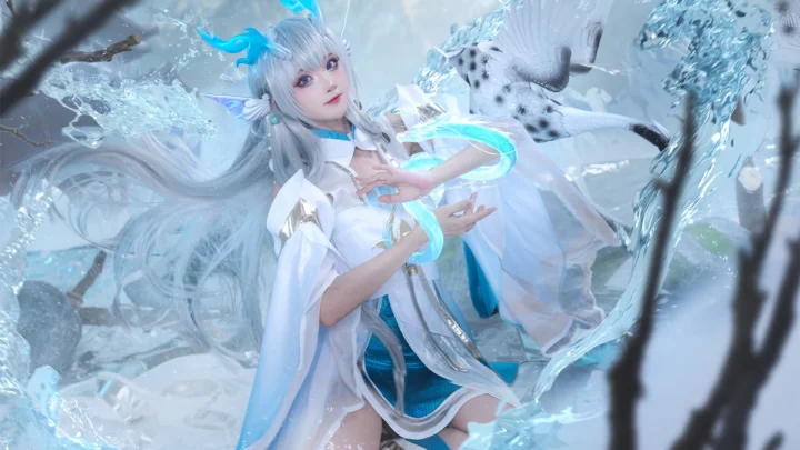 画面展现一位白发少女置身冰蓝色水流与白色鹿影环绕的奇幻场景中。
