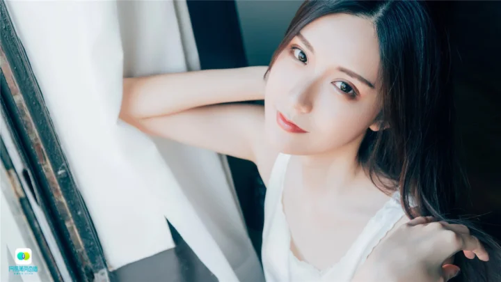 一名女性靠在窗边，白色窗帘与深色背景衬托着她的肖像。