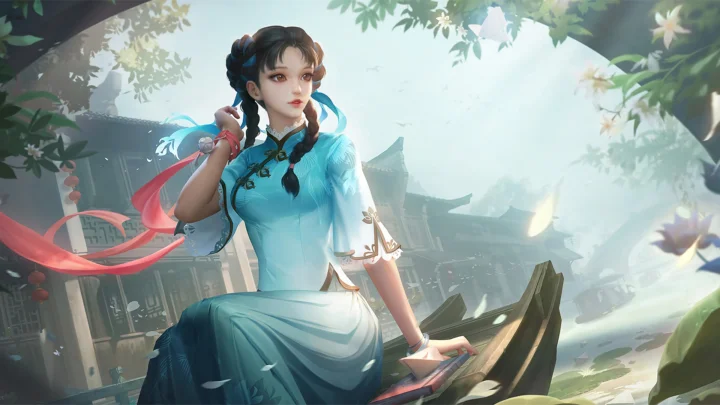 一位身穿青色服装的动漫女性坐在古典庭院中，周围环绕着树枝、花朵与柔和的晨光。