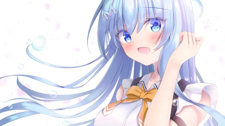 白い背景の中で、青い髪と青い瞳のアニメ少女が長い髪をなびかせているイラストです。