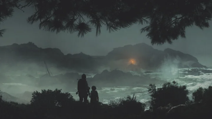 阴沉的海岸山景笼罩在浓雾中，前景可见松树枝叶和两个人的剪影。
