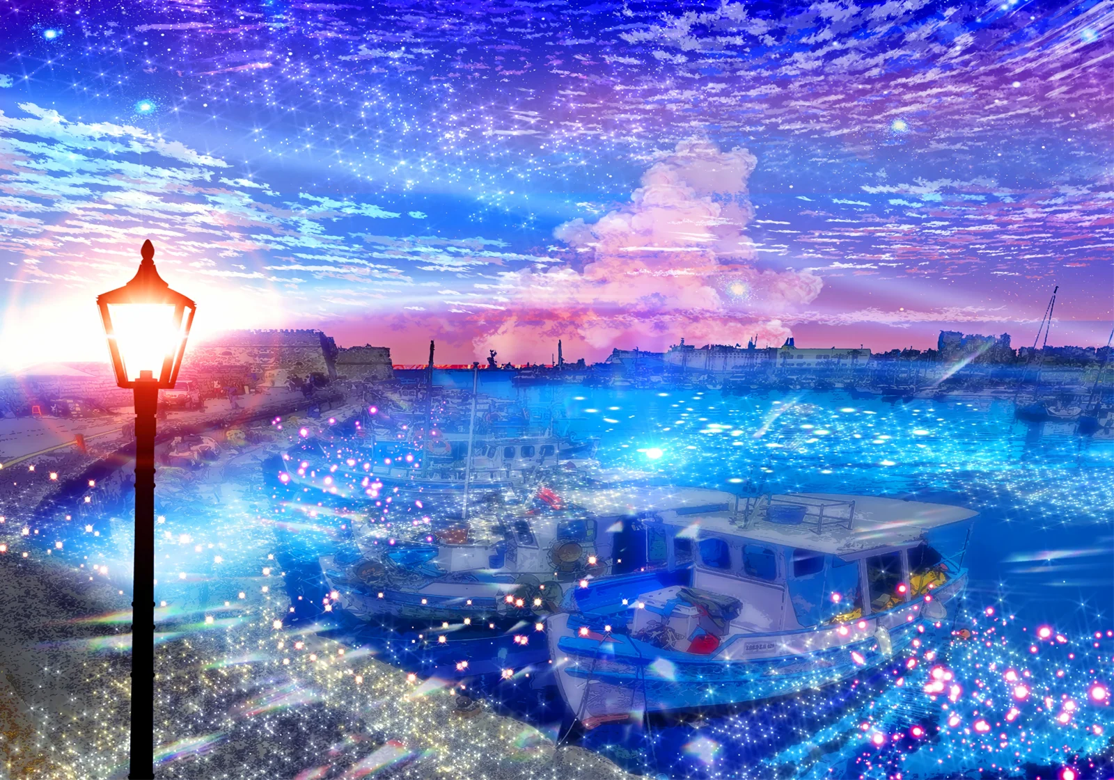 きらめく光が停泊するボートと水辺の街並み、鮮やかな夕焼け空を彩る港の風景です。