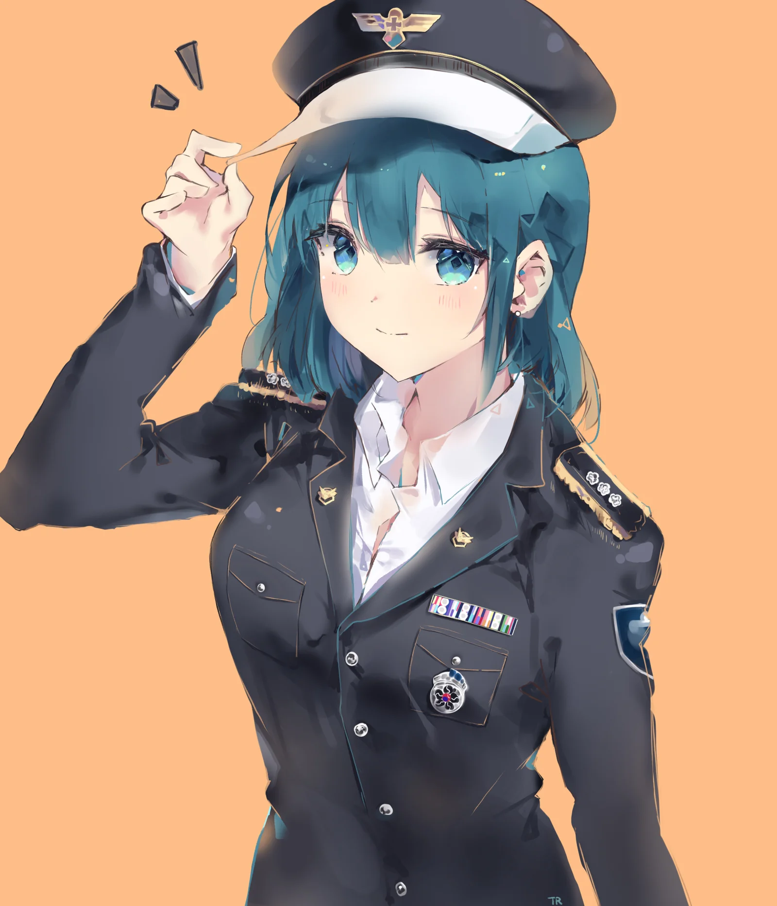青い髪のアニメ少女が濃色の制服と帽子を身につけ、無地のオレンジ色の背景に描かれています。