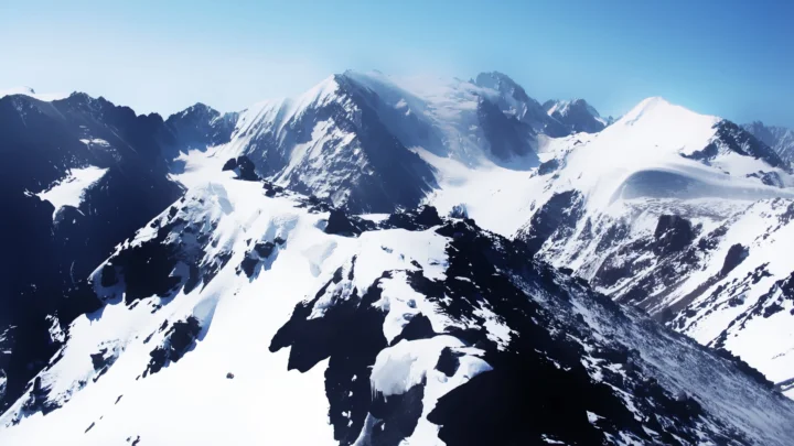 画面展现了连绵起伏的积雪山峰与冰川。