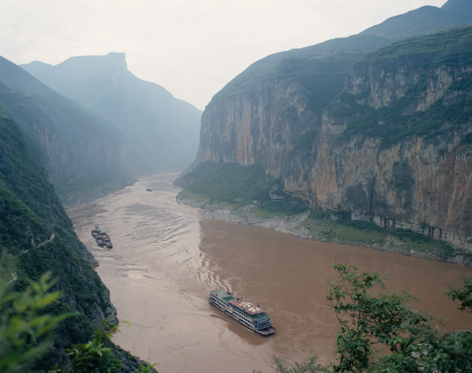 群山峡谷之间，一条浑浊的河流蜿蜒穿过壮阔山谷。