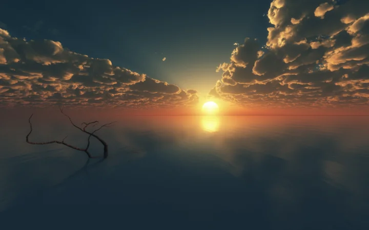 夕阳映照着平静海面，天空中布满金色云层。