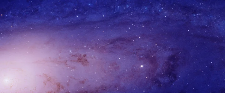 深蓝与紫色交织的星云和繁密星点铺满画面。