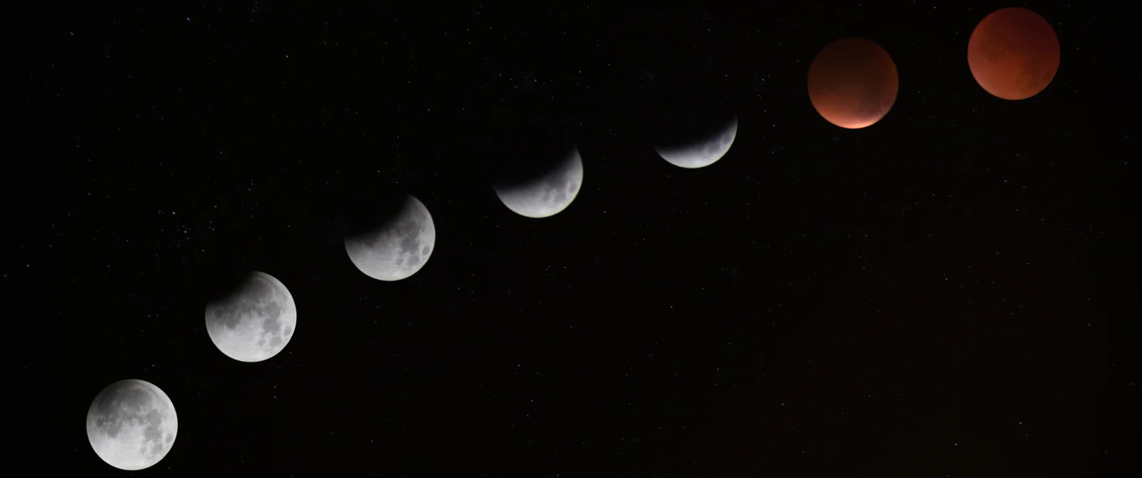 黑色星空中排列着一系列从新月到满月的月相。