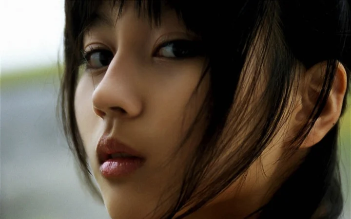 黒髪の女性の顔を捉えたクローズアップ写真。