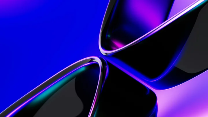 蓝紫色霓虹光线映照着交错的 glossy 黑色几何形体。