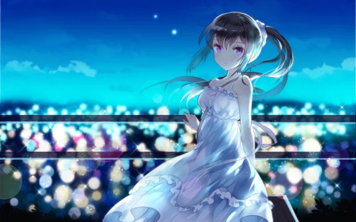 一位身穿白色礼服的动漫少女站在蓝色夜景与散景灯光前。