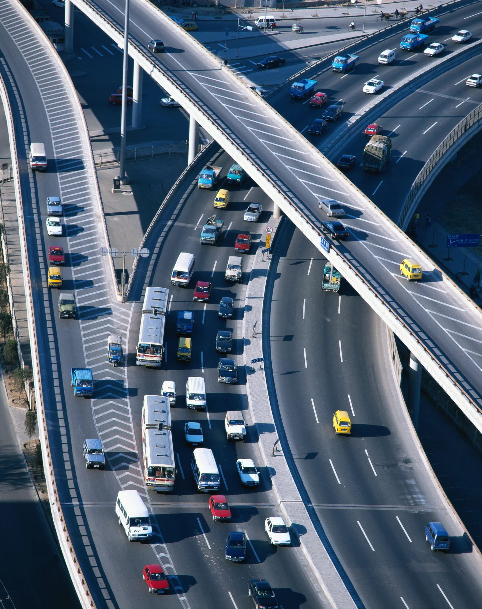 俯瞰视角展现了多层城市高架道路和密集车流。