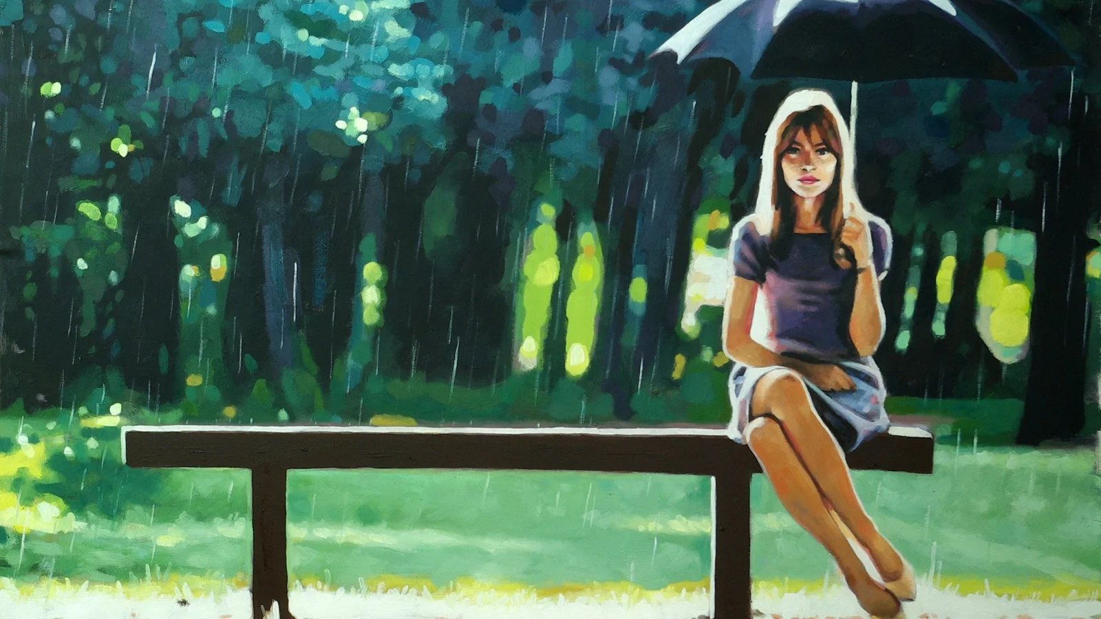一名女子撑着黑色雨伞坐在长椅上，身后是被雨水笼罩的绿色森林。