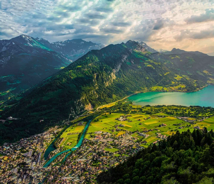 群山、湖泊、森林和山谷中的城鎮組成壯麗的阿爾卑斯山景觀。