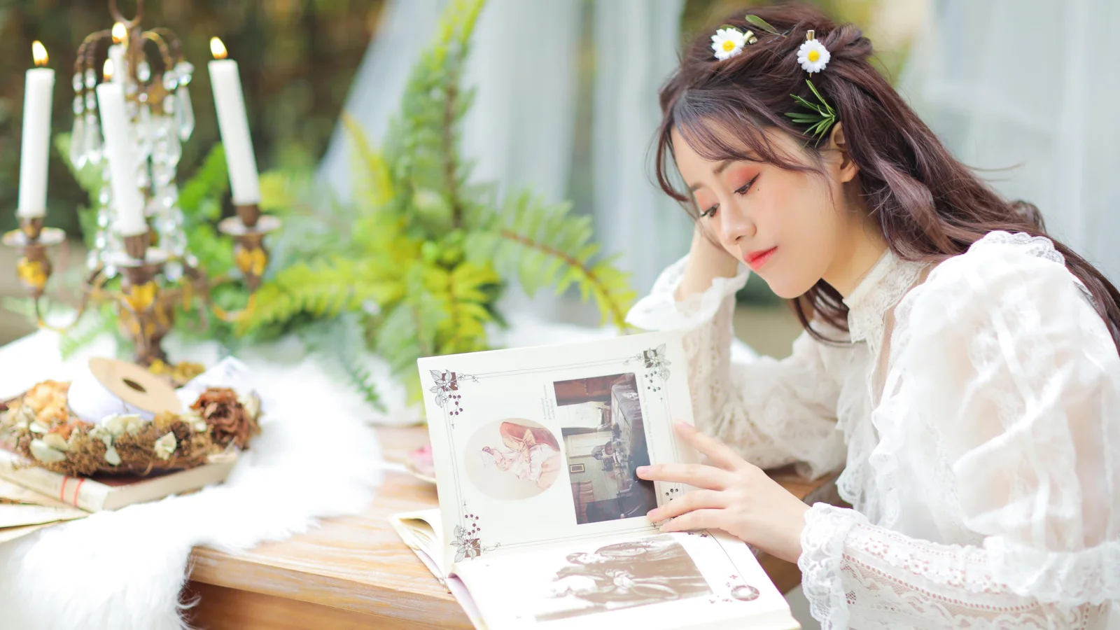 一名戴着花朵发饰的女子在明亮的室内翻阅书籍。