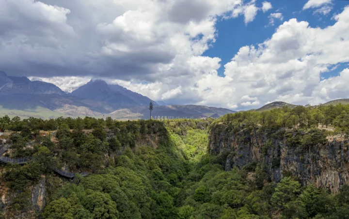 群山、森林覆盖的峡谷和壮阔云层构成一幅自然风景。