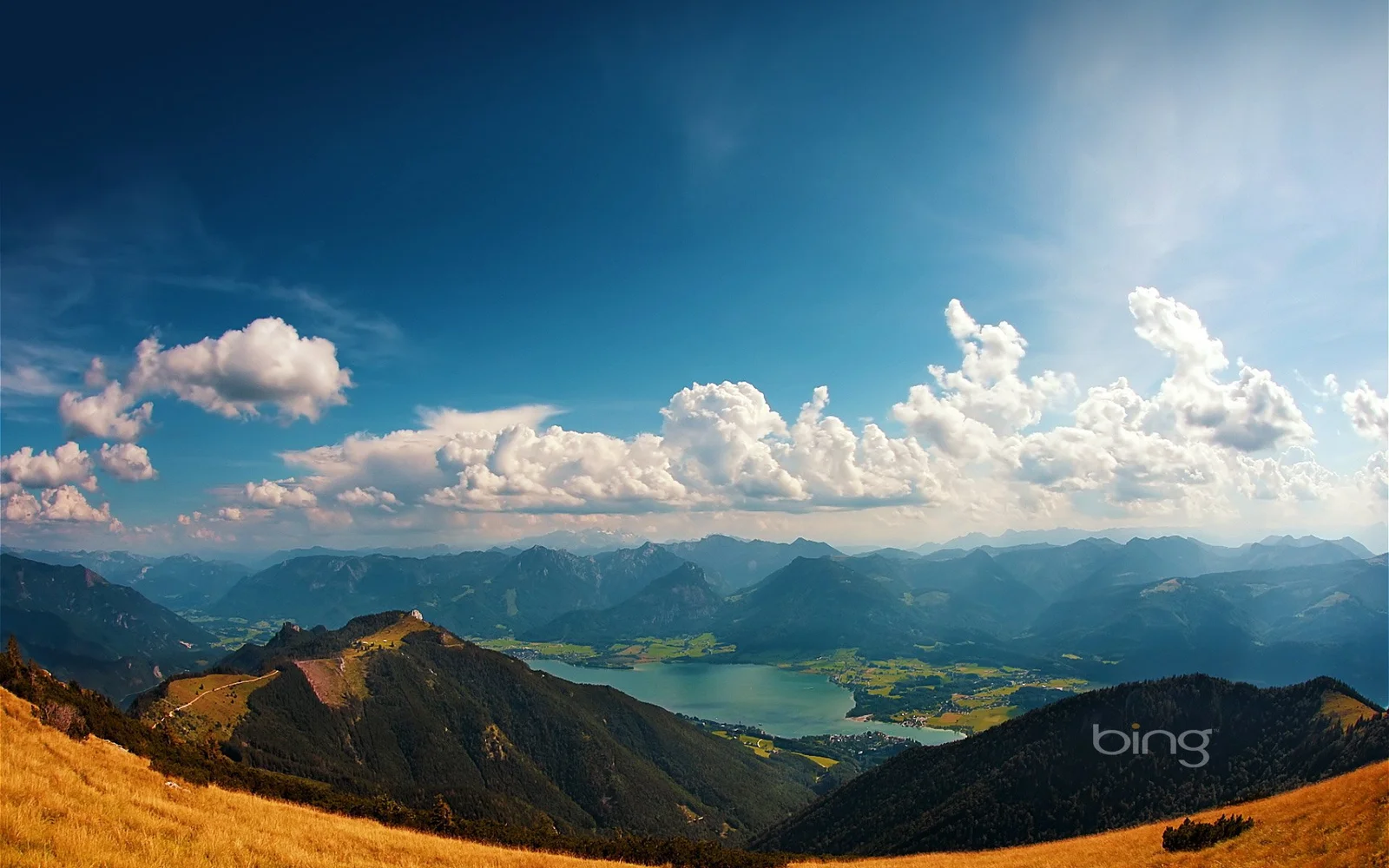 群山环绕的湖泊、山谷与大片白云构成壮丽的自然风景。