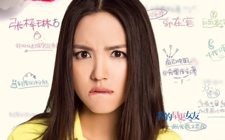 一名长发女性面向镜头的近距离肖像，背景带有彩色手写文字。