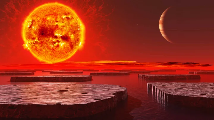 红色天体悬挂在布满裂纹的平台与水面之上，远处可见一颗行星。