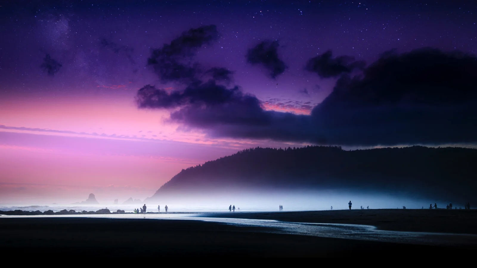 紫色暮光下的海滩、远山与海面倒映出宁静的黄昏景色。