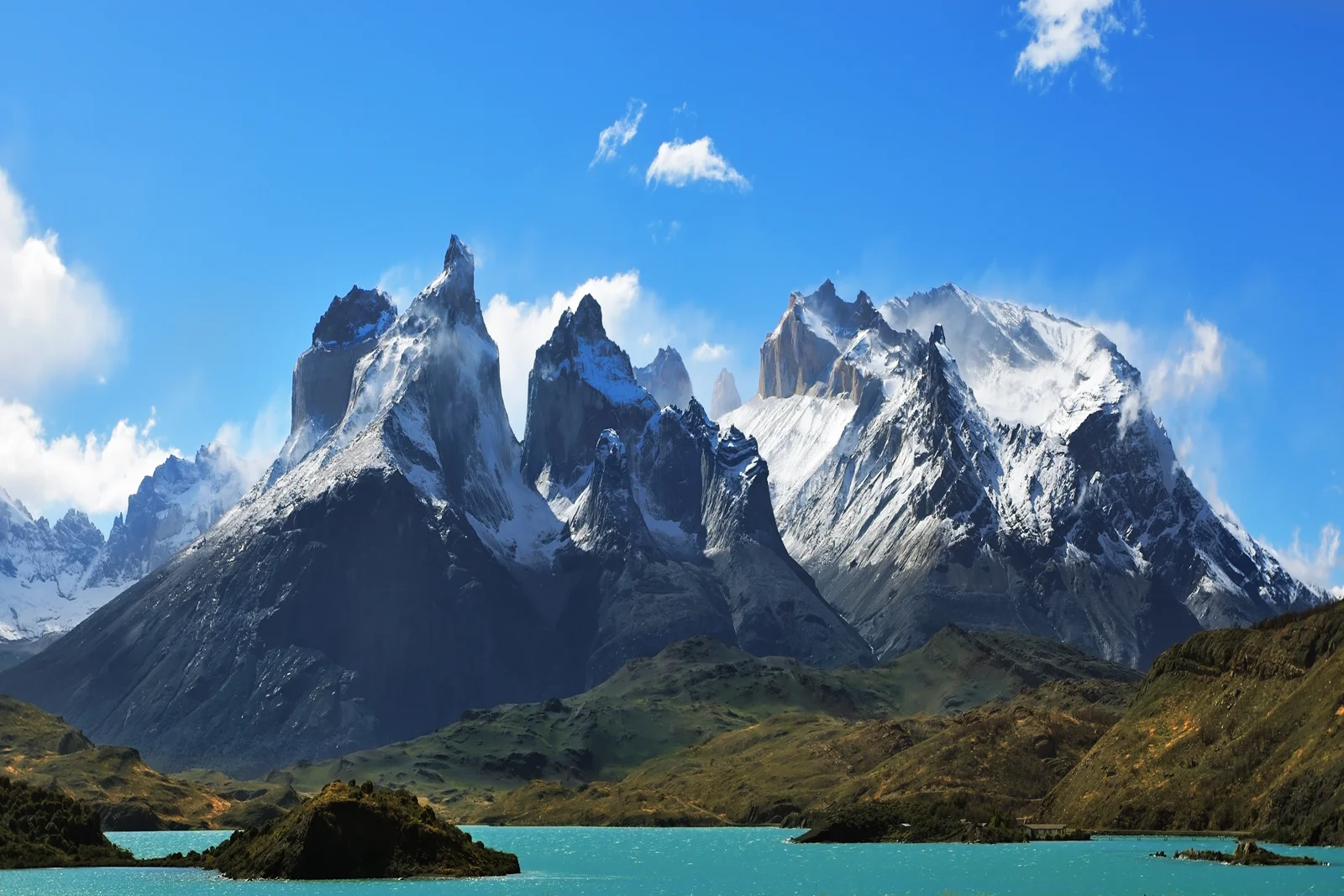 雄伟的雪山、碧蓝湖泊与晴朗天空构成壮丽的自然风景。