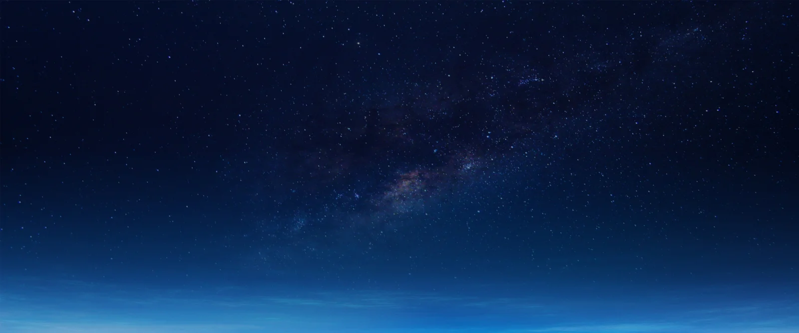 深蓝色夜空中布满繁星，银河横贯画面并在底部泛起蓝色微光。