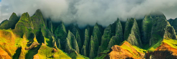 绿色尖峭山峰在浓厚云雾下延展开来。