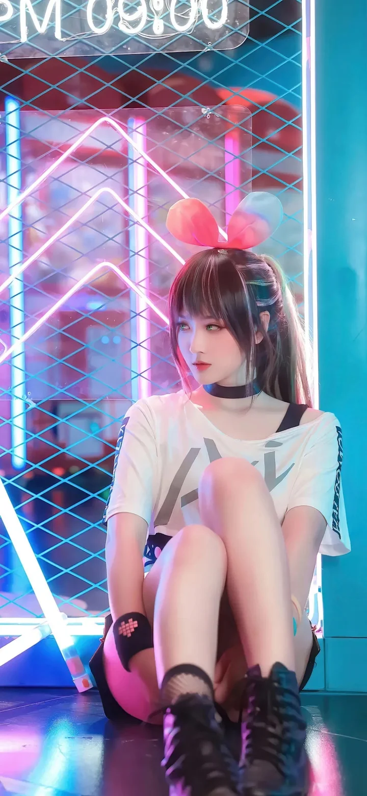 一名动漫风格的年轻女子坐在霓虹灯光和金属网格前。