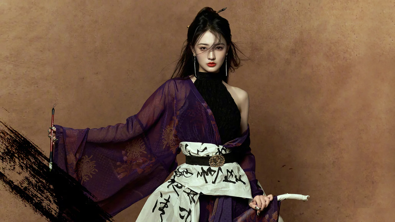 一名身穿紫色与白色服饰的动漫风格女子站在棕色背景前，手持带有书法装饰的物件。