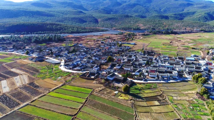 群山环绕的村庄坐落在层层农田之间。