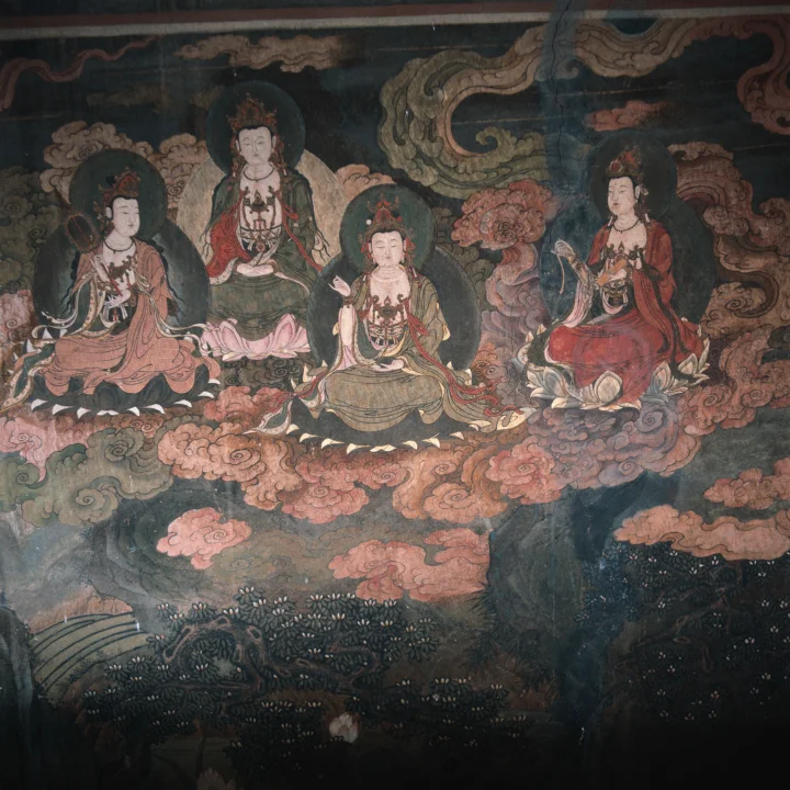 一幅描绘四位坐姿人物并饰有祥云图案的传统佛教壁画。