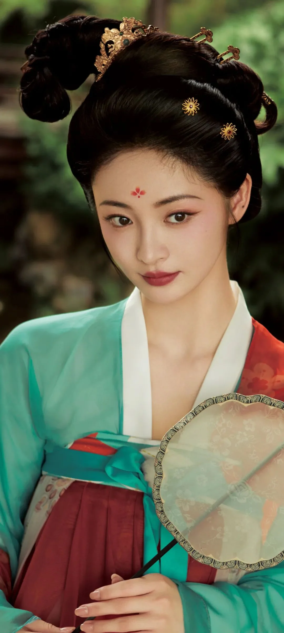 一名身穿傳統服飾、梳著古典髮髻的女子手持團扇面對鏡頭。