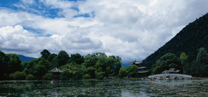 湖面、青山、亭台和古桥构成宁静的中国山水风景。