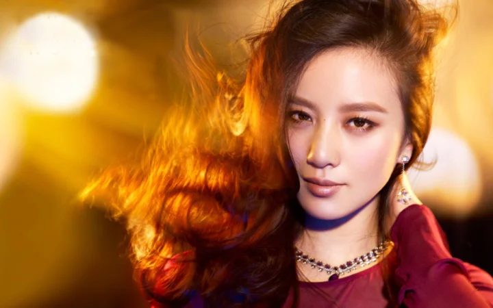 一名成年女性在温暖金色光线下的肖像特写。