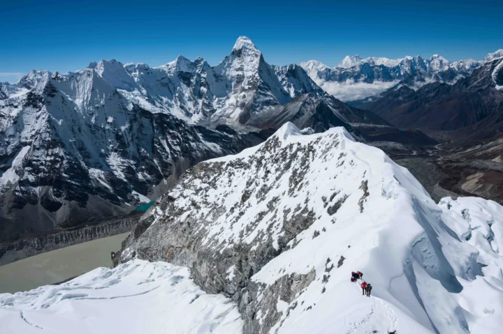 高耸的雪山、冰川和蓝天下的山谷构成壮丽的高山景观。
