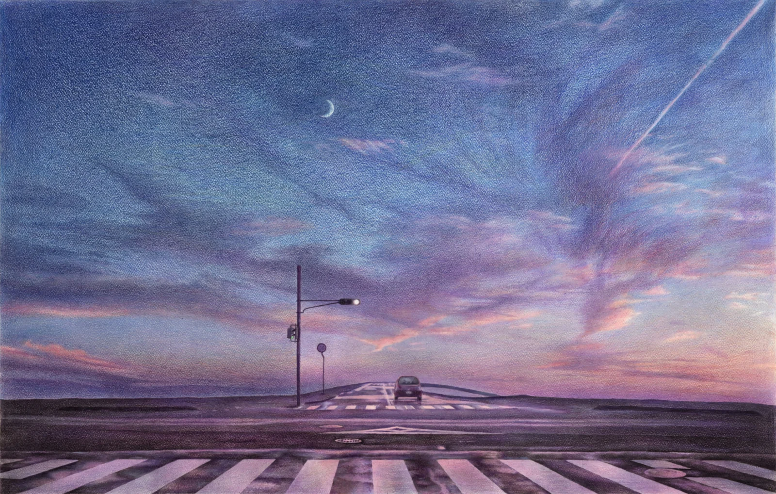 一条道路延伸向平静的海面，紫粉色暮色天空中悬着一弯细月。