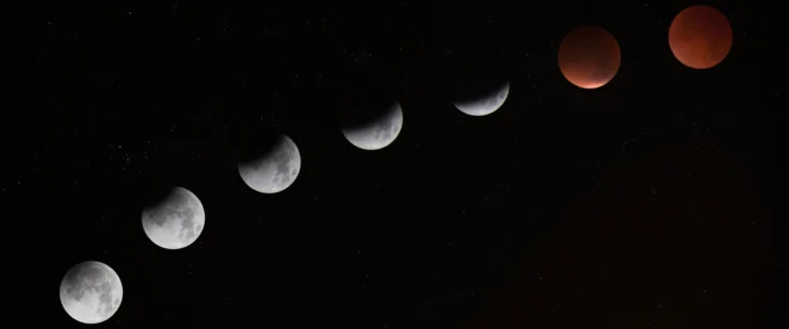 黑色星空中排列着一系列从新月到满月的月相。