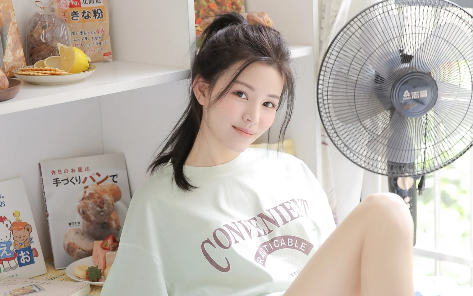 一位长发女性在明亮的室内环境中对着镜头微笑。